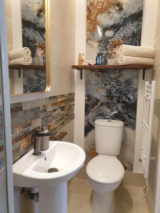 Beautiful Double En-Suite Room, Separate Entrance, Ilford, Central Line Gants Hill, Free Parking Екстериор снимка