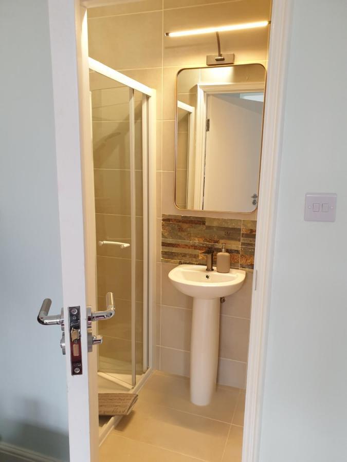 Beautiful Double En-Suite Room, Separate Entrance, Ilford, Central Line Gants Hill, Free Parking Екстериор снимка