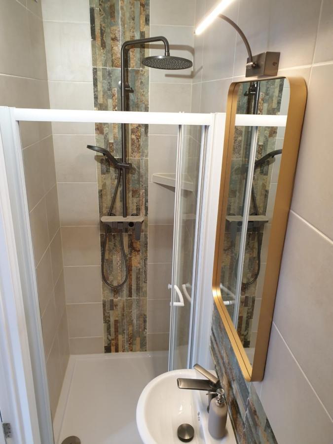 Beautiful Double En-Suite Room, Separate Entrance, Ilford, Central Line Gants Hill, Free Parking Екстериор снимка