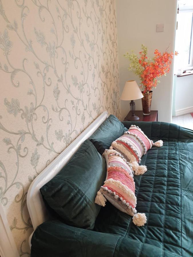Beautiful Double En-Suite Room, Separate Entrance, Ilford, Central Line Gants Hill, Free Parking Екстериор снимка