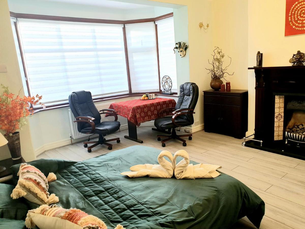 Beautiful Double En-Suite Room, Separate Entrance, Ilford, Central Line Gants Hill, Free Parking Екстериор снимка