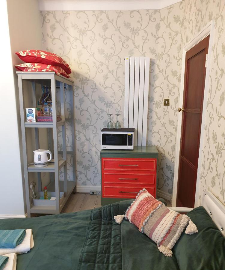 Beautiful Double En-Suite Room, Separate Entrance, Ilford, Central Line Gants Hill, Free Parking Екстериор снимка
